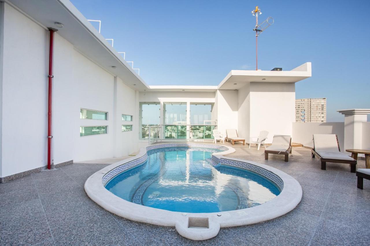 Capital O Cancun Ocean View, Cancun Bagian luar foto Rooftop pool