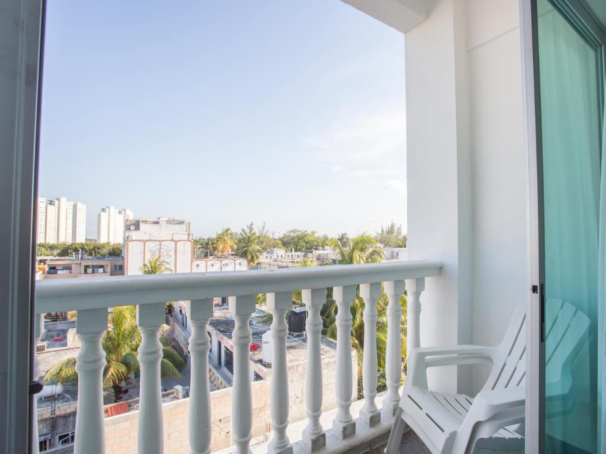 Capital O Cancun Ocean View, Cancun Bagian luar foto Balcony of a hotel room